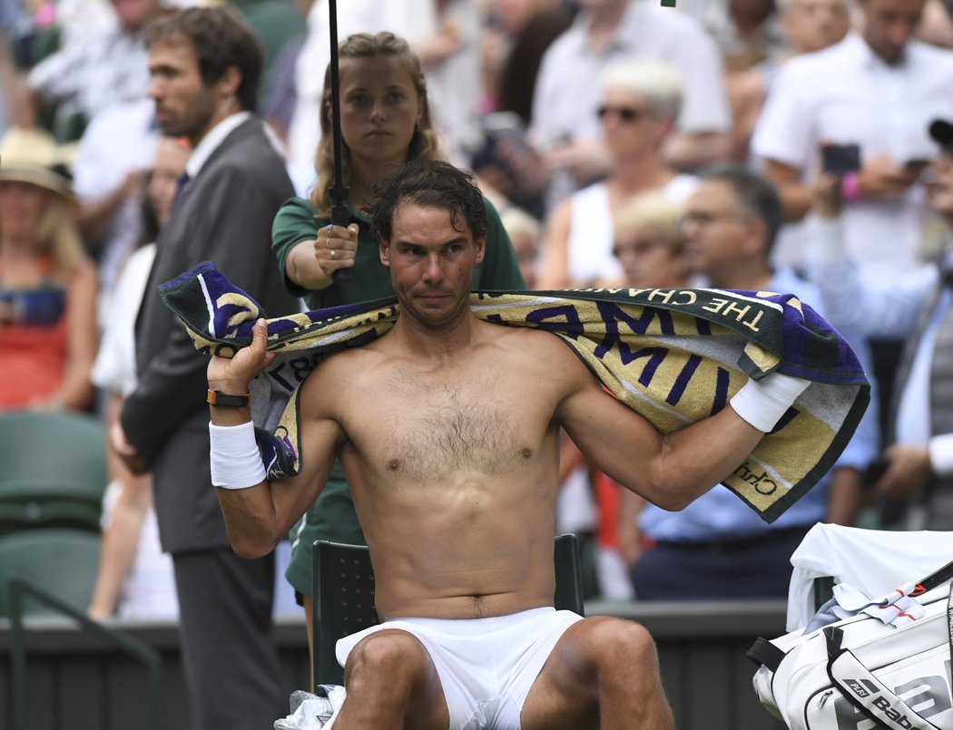 Světová jednička Rafael Nadal během Wimbledonu