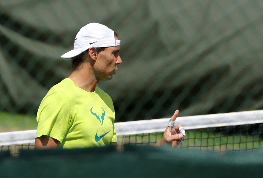 Španělský tenista Rafael Nadal během tréninku ve Wimbledonu