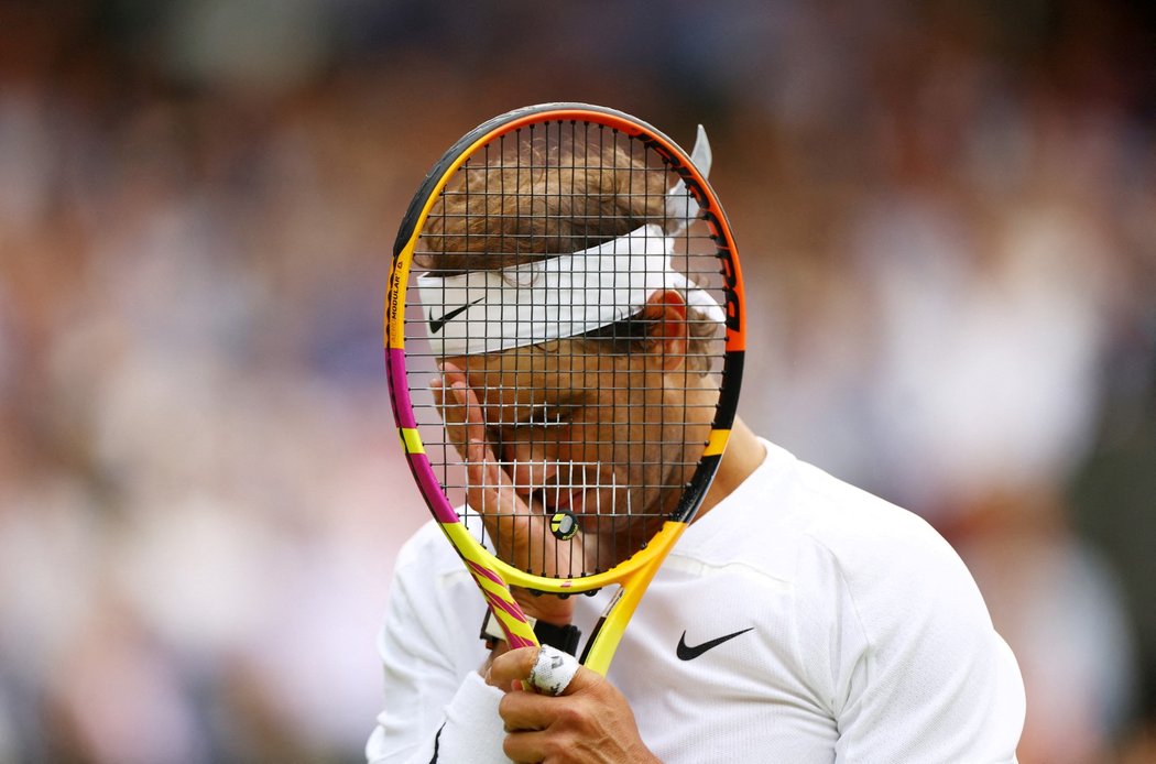 Španělský tenista Rafael Nadal během čtvrtfinále Wimbledonu, které vyhrál v pětisetové bitvě