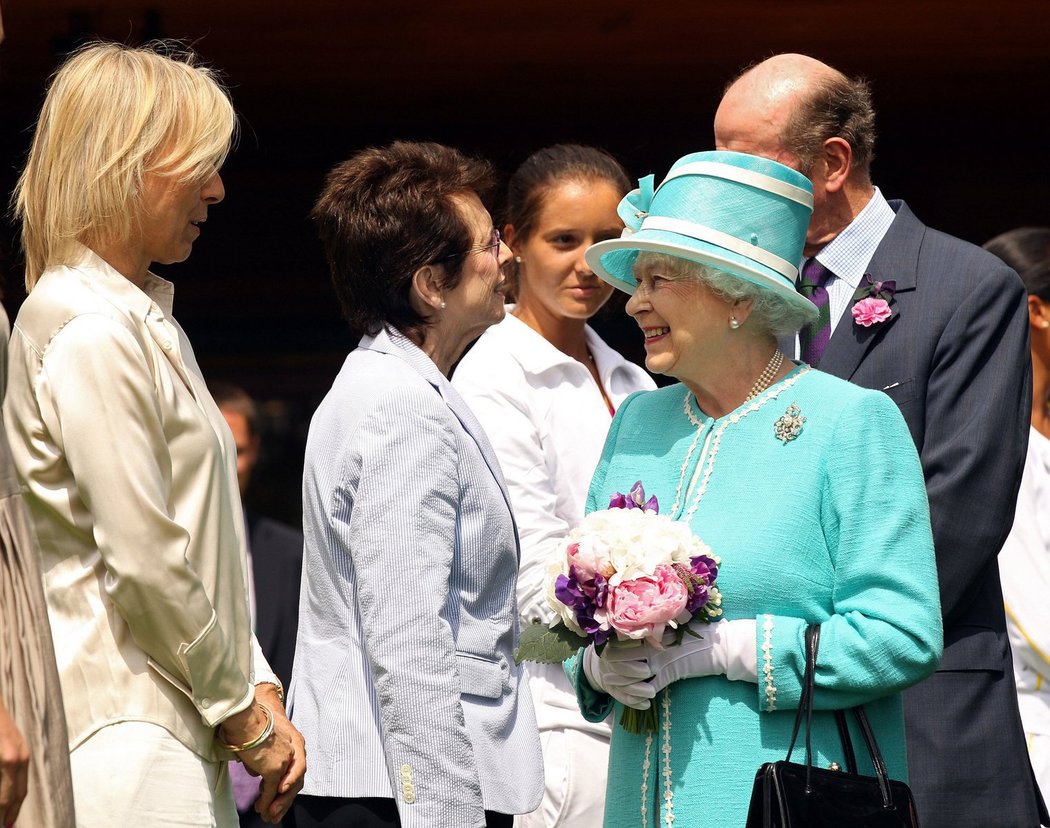 Britská královna se setkala i s tenisovou legendou Martinou Navrátilovou 