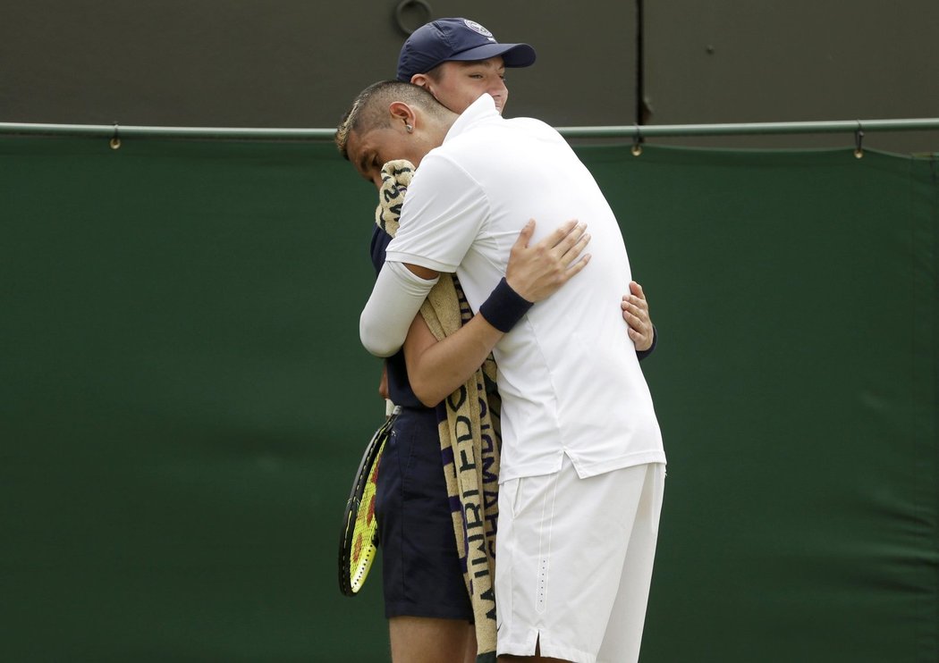 Nick Kyrgios a jedno z jeho dramatických gest - objetí podavačky míčků