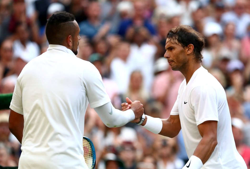 Rafael Nadal to neměl ve druhém kole Wimbledonu s Nickem Kyrgiosem vůbec jednoduché, vše ale skončilo sportovním potřesením rukou...