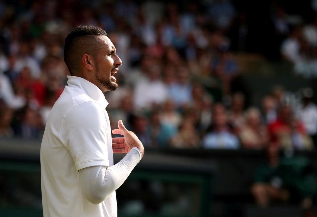 Nick Kyrgios je mistrem komunikace na kurtu...