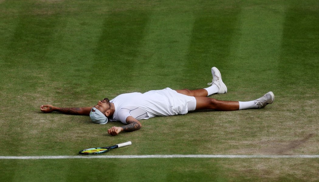 Nick Kyrgios po vítězném míči a postupu do semifinále