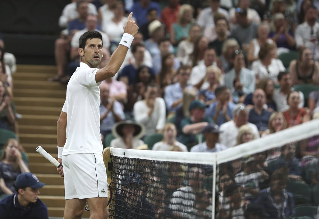 Novak Djokovič při semifinále Wimbledonu proti Rafaelu Nadalovi