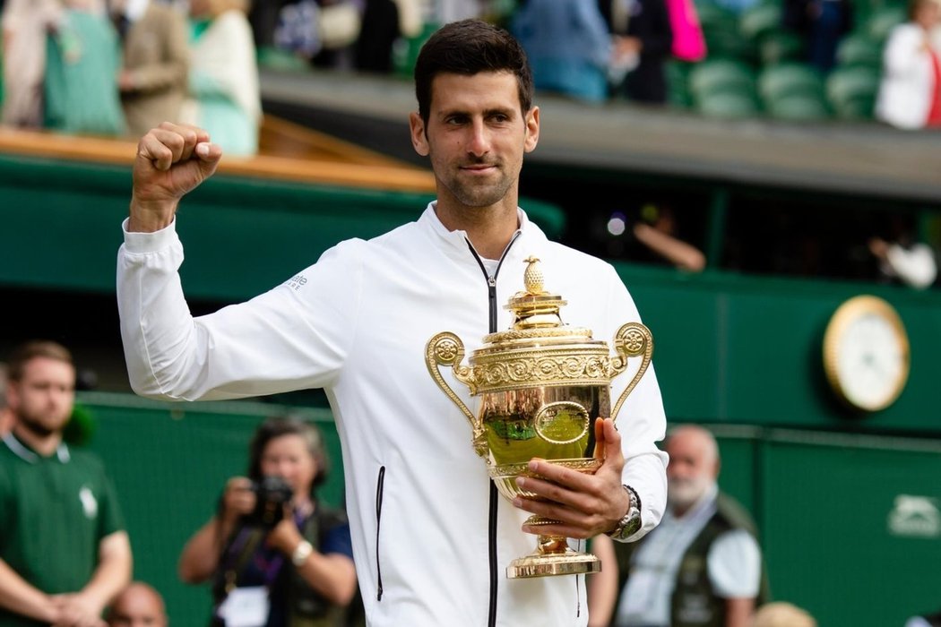 Novak Djokovič s trofejí pro vítěze Wimbledonu