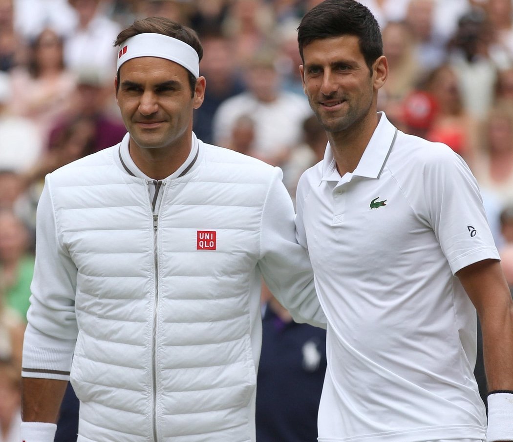 Novak Djokovič a Roger Federer před wimbledonským finále