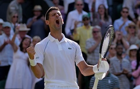 Novak Djokovič slaví postup do finále Wimbledonu