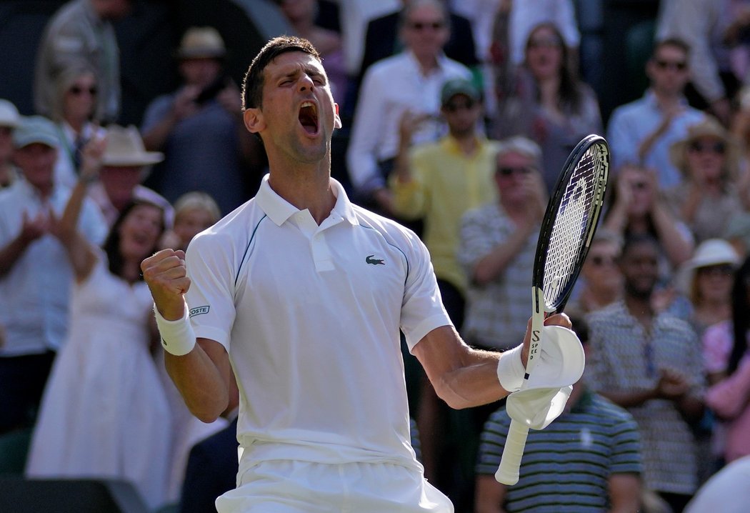 Novak Djokovič slaví postup do finále Wimbledonu