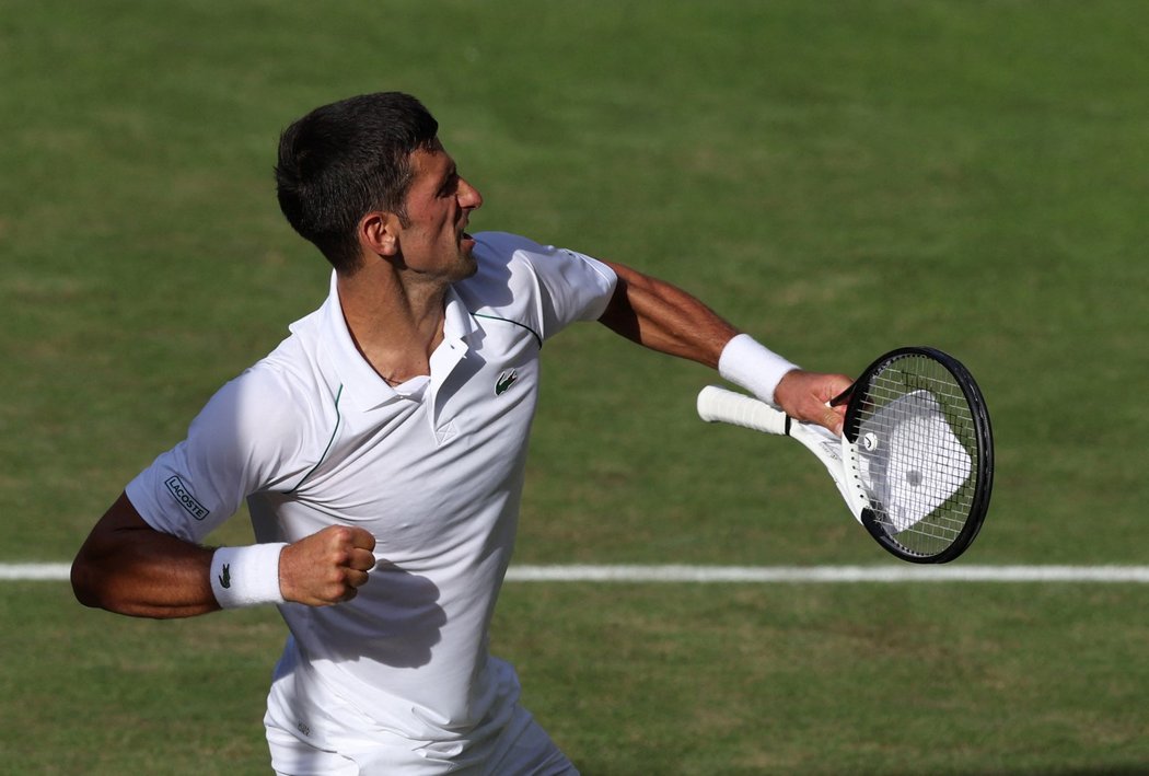 Novak Djokovič slaví postup do finále Wimbledonu