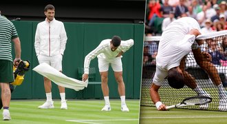 Bizarní start obhájce: Djokovič sušil wimbledonský centrkurt ručníkem