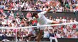 Srbský tenista Novak Djokovič nezvládá brzdu před sítí a padá