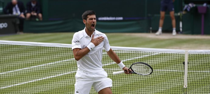 Novak Djokovič slaví svůj postup do finále Wimbledonu