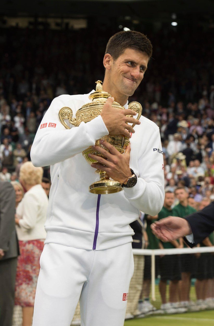 Novak Djokovič se mazlí s pohárem pro vítěze Wimbledonu
