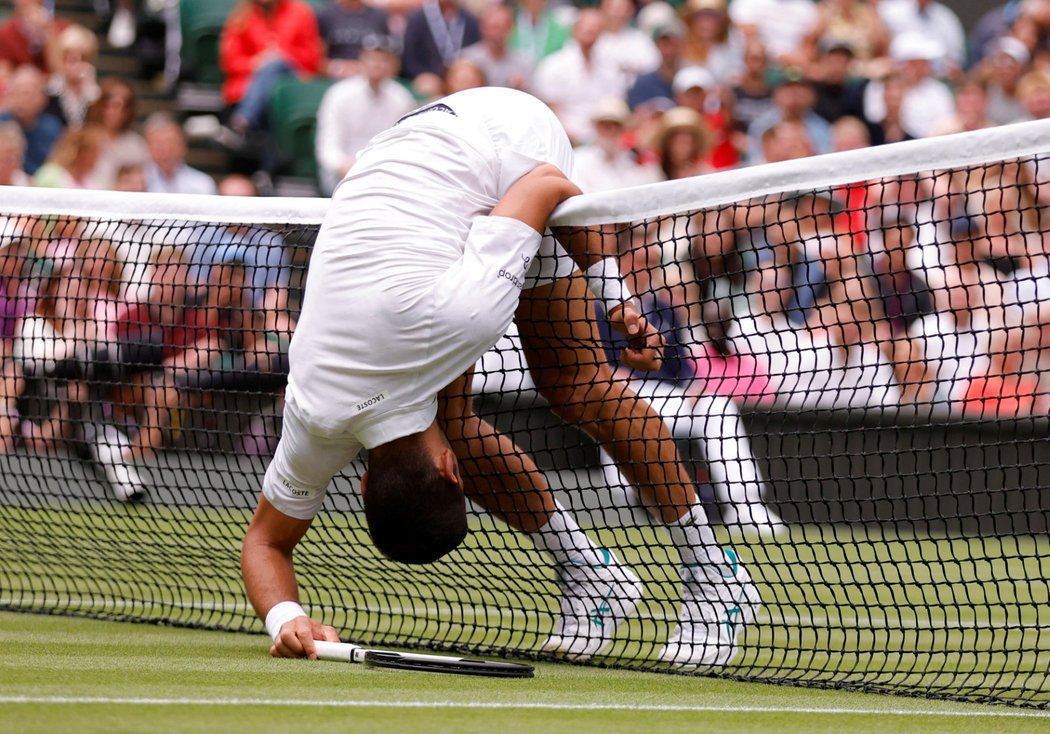 Novak Djokovič v úvodním kole Wimbledonu takto přepadnul přes síť