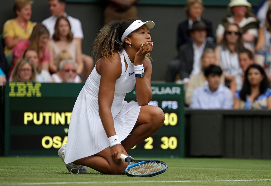 Zklamaná japonská tenistka Naomi Ósakaová během neúspěšného utkání v 1. kole Wimbledonu