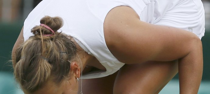 Barbora Záhlavová-Strýcová se hecuje v osmifinále Wimbledonu proti Caroline Wozniacké