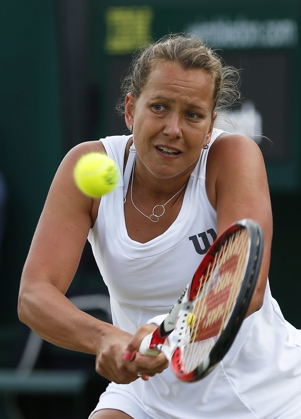 Barbora Záhlavová-Strýcová returnuje v osmifinále Wimbledonu proti Carolině Wozniacké