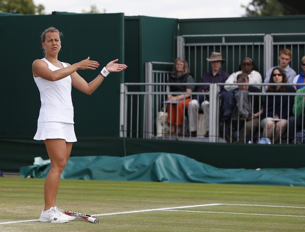 Barbora Záhlavová-Strýcová ukazuje něco rozhodčímu v osmifinále Wimbledonu proti Wozniacké