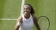 Karolína Muchová se raduje v osmifinále Wimbledonu proti krajance Karolíně Plíškové