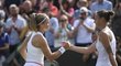 Karolína Plíšková gratuluje k postupu krajance a jmenovkyni Muchové po prohře v osmifinále Wimbledonu