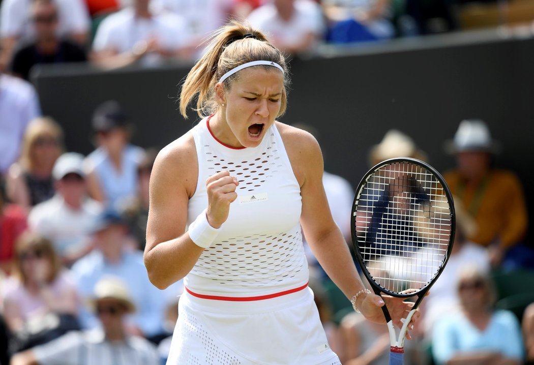 Karolína Muchová se hecuje v českém osmifinále Wimbledonu proti Karolíně Plíškové