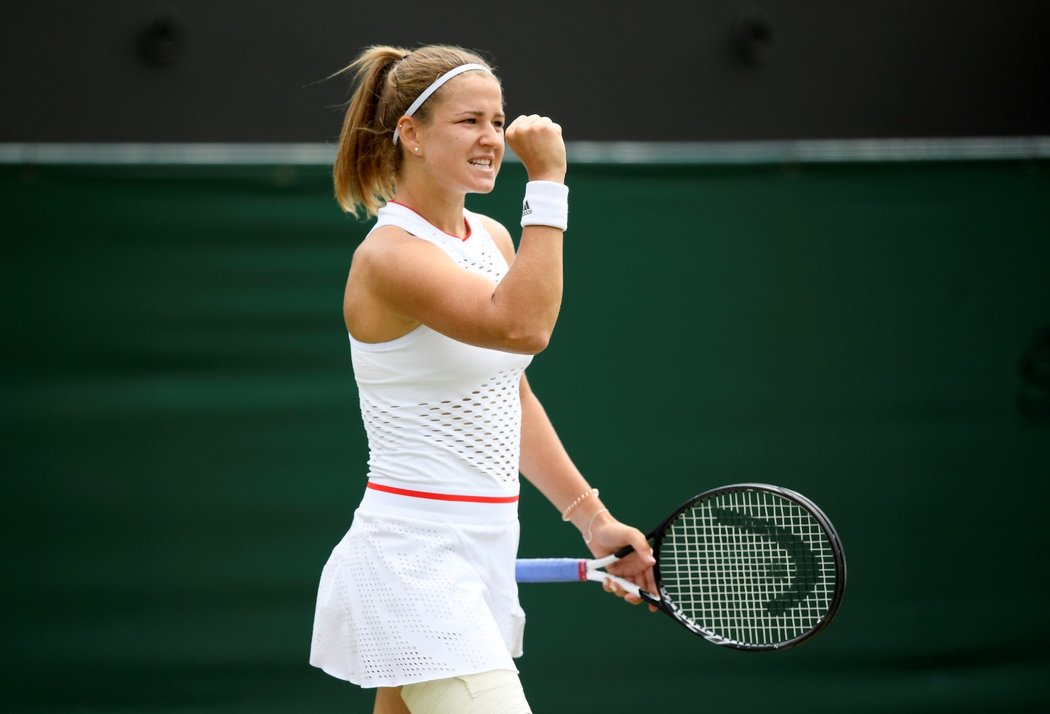 Karolína Muchová se raduje v duelu proti Karolíně Plíškové v osmifinále Wimbledonu