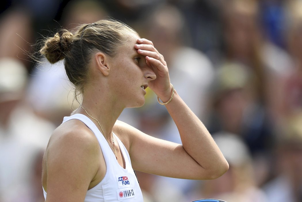 Karolína Plíšková se chytá za hlavu v českém osmifinále Wimbledonu proti Karolíně Muchové