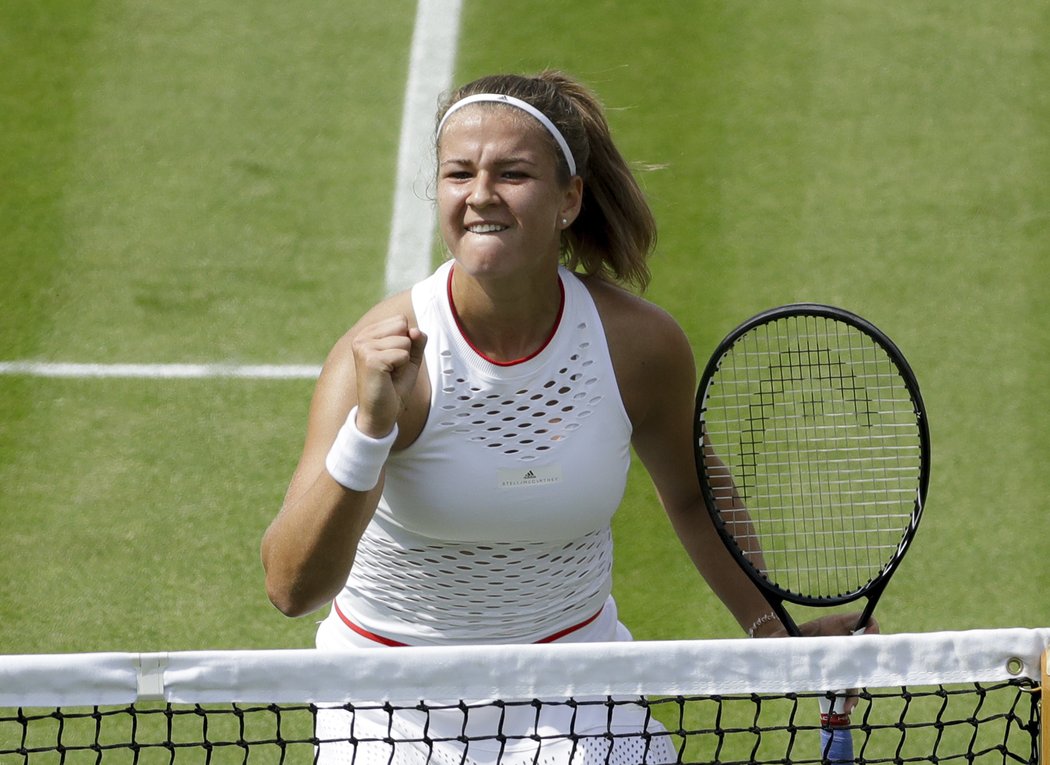 Karolína Muchová se raduje v osmifinále Wimbledonu proti krajance Karolíně Plíškové