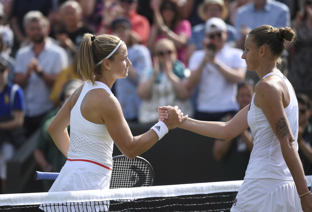 Karolína Plíšková gratuluje k postupu krajance a jmenovkyni Muchové po prohře v osmifinále Wimbledonu