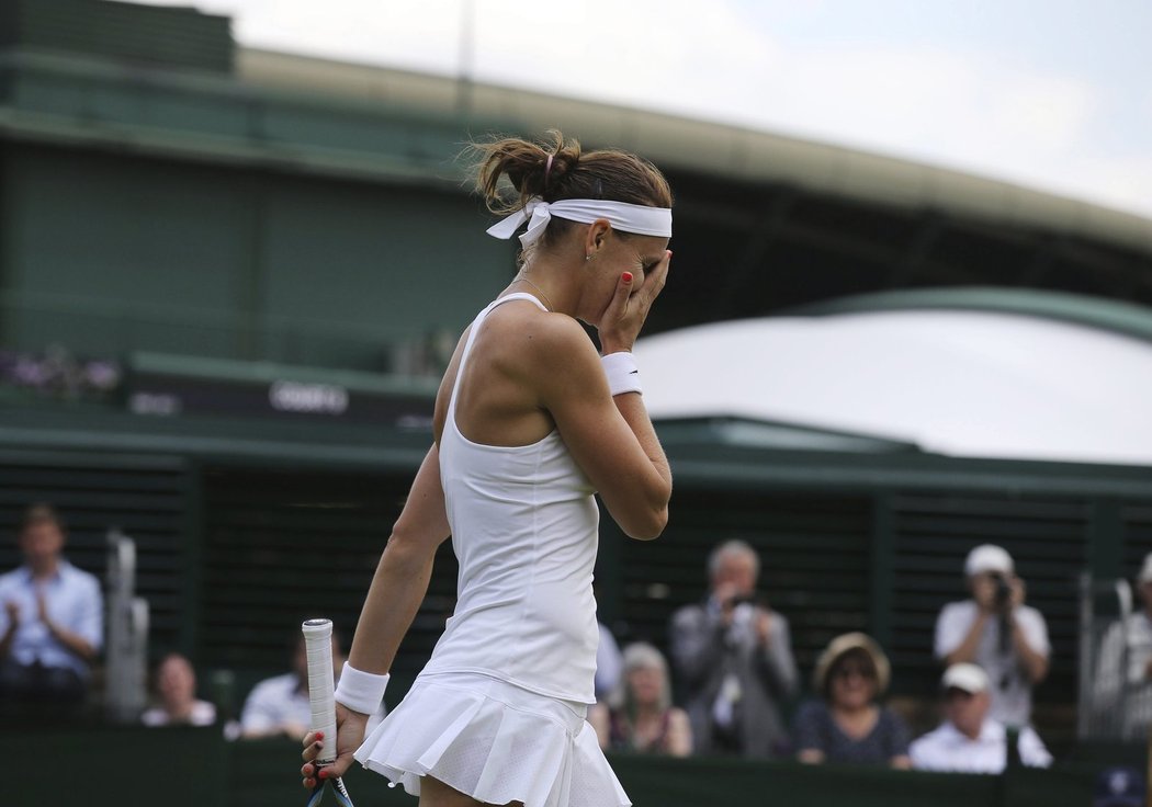 Lucie Šafářová se chytá za hlavu v osmifinále Wimbledonu proti Tereze Smitkové