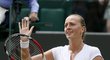 Petra Kvitová děkuje fanouškům po svém postupu do čtvrtfinále Wimbledonu