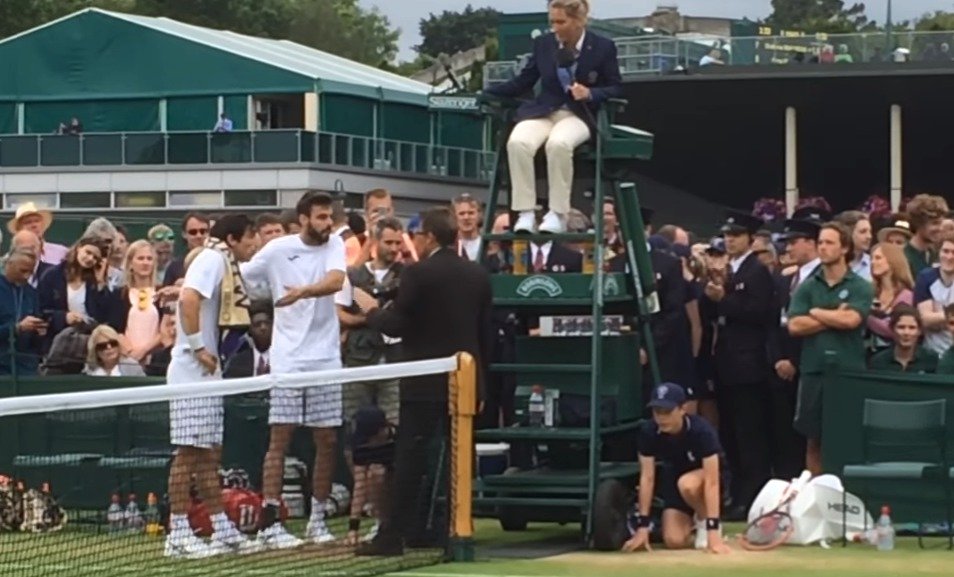 Tenisté Pablo Cuevas a Marcel Granollers se dohadují s rozhodčí a supervizorem zápasu