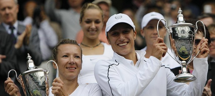 Takhle se radovaly ve Wimbledonu. Česká tenistka Květa Peschkeová vyhrála se Slovinkou Katarinou Srebotnikovou turnaj v Carlsbadu.