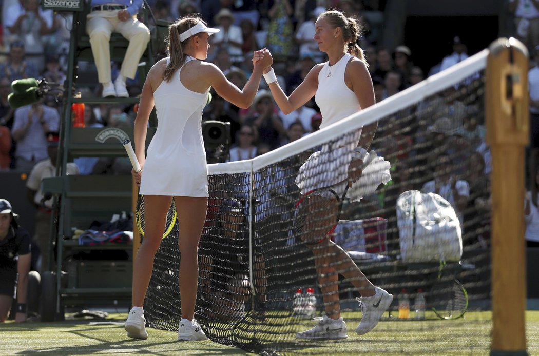 Petra Kvitová gratuluje své soupeřce Aleksandře Sasnovičové z Běloruska k postupu do druhého kola Wimbledonu