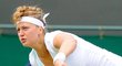 Petra Kvitová podává v zápase 4. kola Wimbledonu proti Francesce Schiavoneové