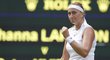 Petra Kvitová se raduje ze zisku první sady v prvním kole Wimbledonu proti Švédce Larssonové