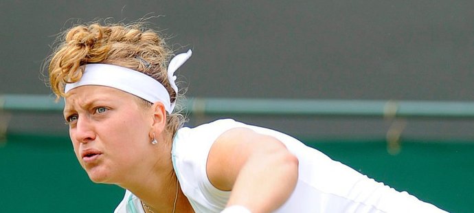 Petra Kvitová podává v zápase 4. kola Wimbledonu proti Francesce Schiavoneové