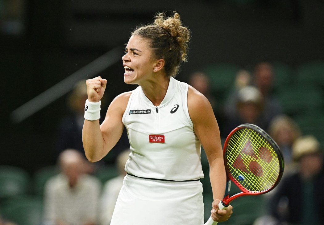 Italka Jasmine Paoliniová se raduje v zápase s Petrou Kvitovou v prvním kole Wimbledonu