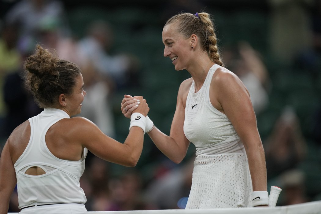 Italka Jasmine Paoliniová gratuluje Petře Kvitové k postupu do druhého kola Wimbledonu