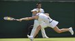 Jekatěrina Makarovová se snaží doběhnout míček z rakety Petry Kvitové ve třetím kole Wimbledonu