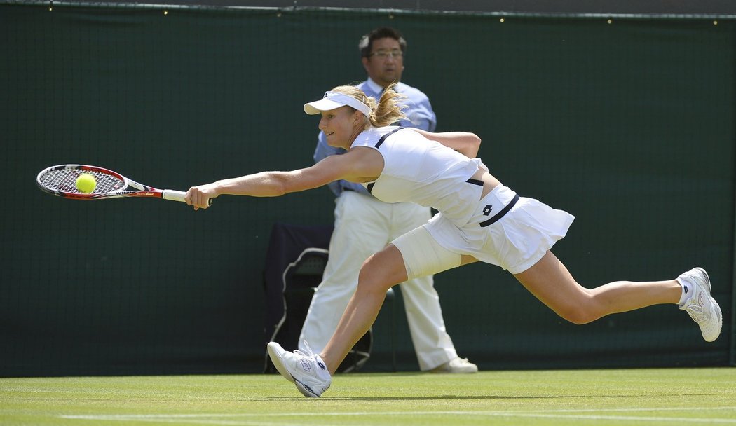 Jekatěrina Makarovová se snaží doběhnout míček z rakety Petry Kvitové ve třetím kole Wimbledonu