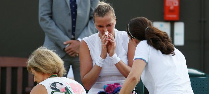 Petra Kvitová se v závěru zápasu nechala ošetřit, doktorky jí na kurtu měřily i tlak