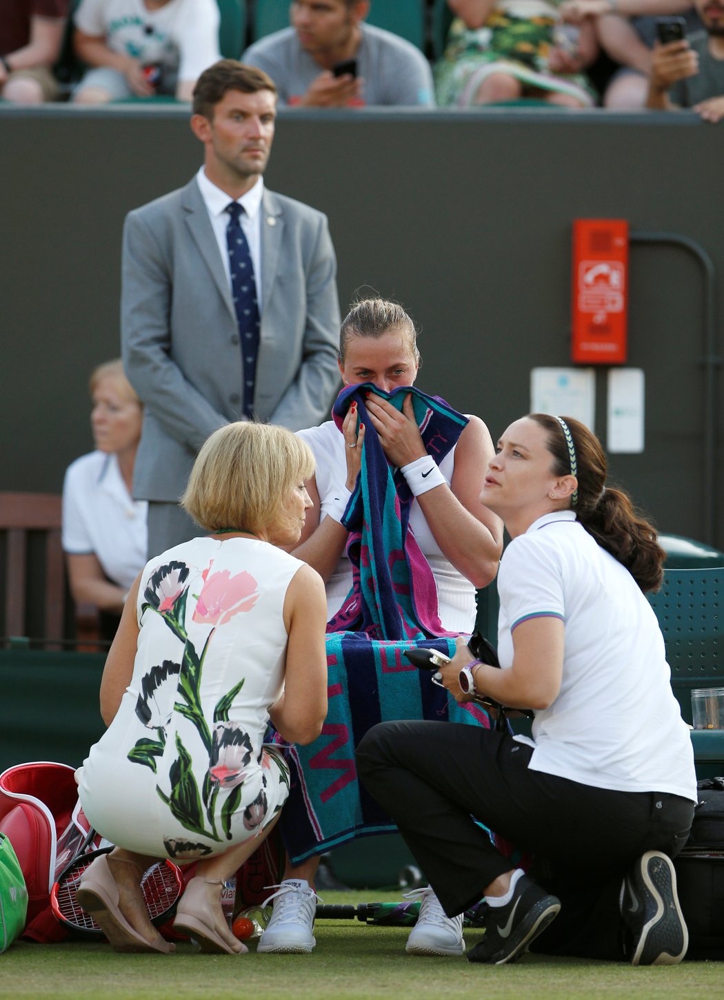 Petru Kvitová v péči lékařek ve druhém kole Wimbledonu