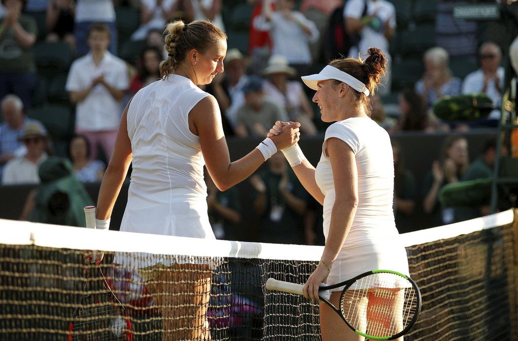 Petra Kvitová gratuluje své přemožitelce Madison Brengleové ve druhém kole Wimbledonu