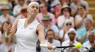 Šampionka s berličkou. Nevěřící Petra na Wimbledonu dál sílí