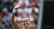 Petra Kvitová mává fanouškům po svém triumfu ve třetím kole Wimbledonu