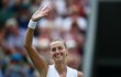 Petra Kvitová mává fanouškům po svém triumfu ve třetím kole Wimbledonu