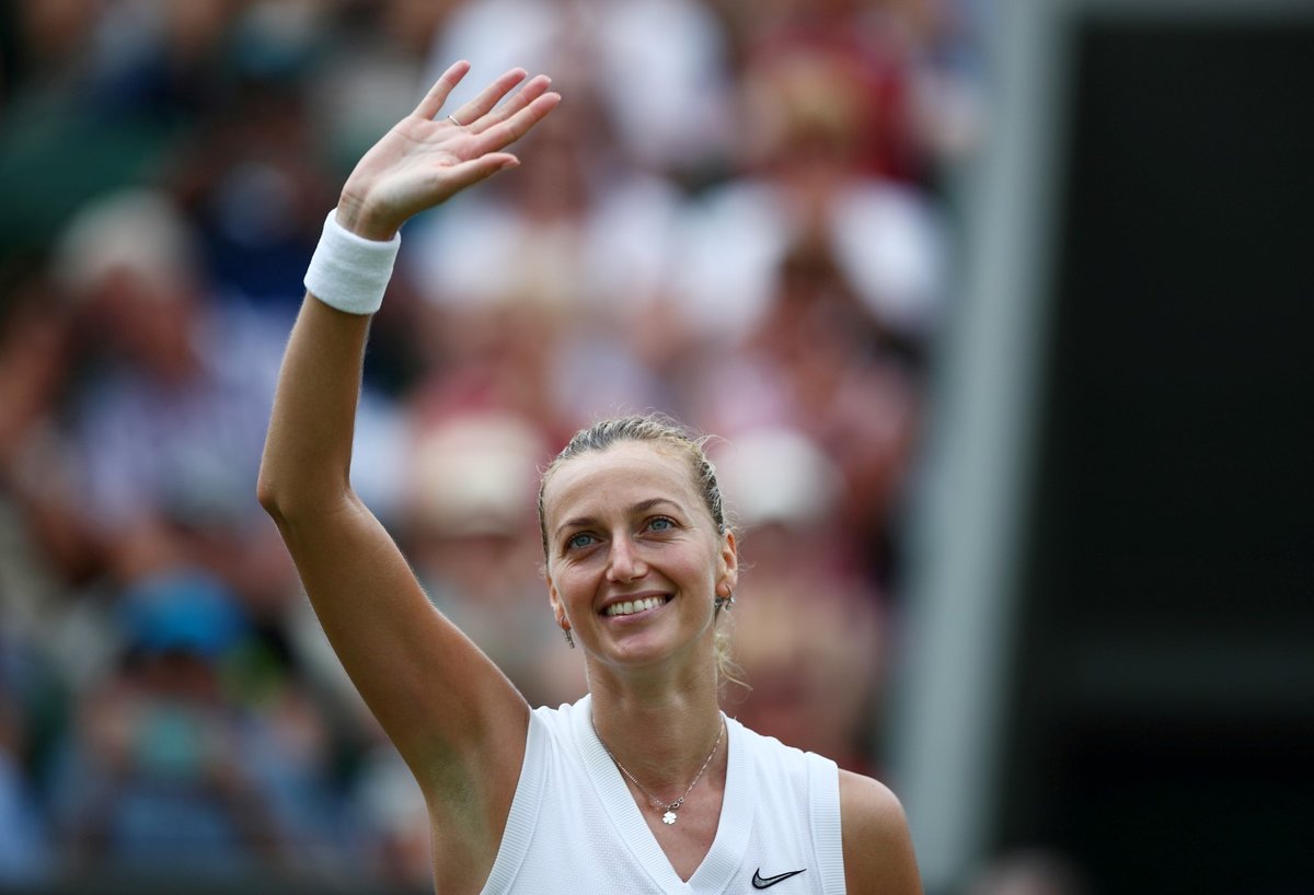 Petra Kvitová mává fanouškům po svém triumfu ve třetím kole Wimbledonu