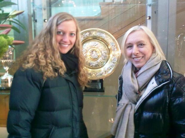 Petra Kvitová a Martina Navrátilová před originálem trofeje pro vítězku Wimbledonu - jméno Kvitová je na něm (zatím) jednou, to Navrátilové devětkrát Petra Kvitová a Martina Navrátilová před originálem trofeje pro vítězku Wimbledonu - jméno Kvitová je na něm (zatím) jednou, to Navrátilové devětkrát